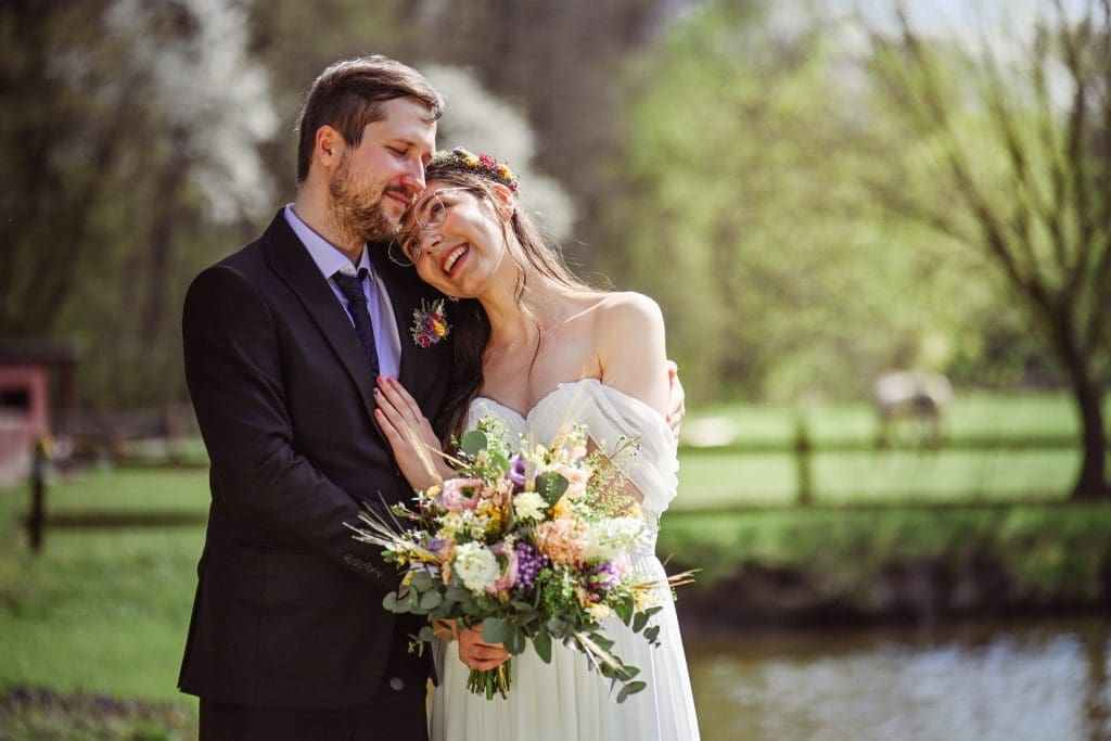 Novomanželé u jezera