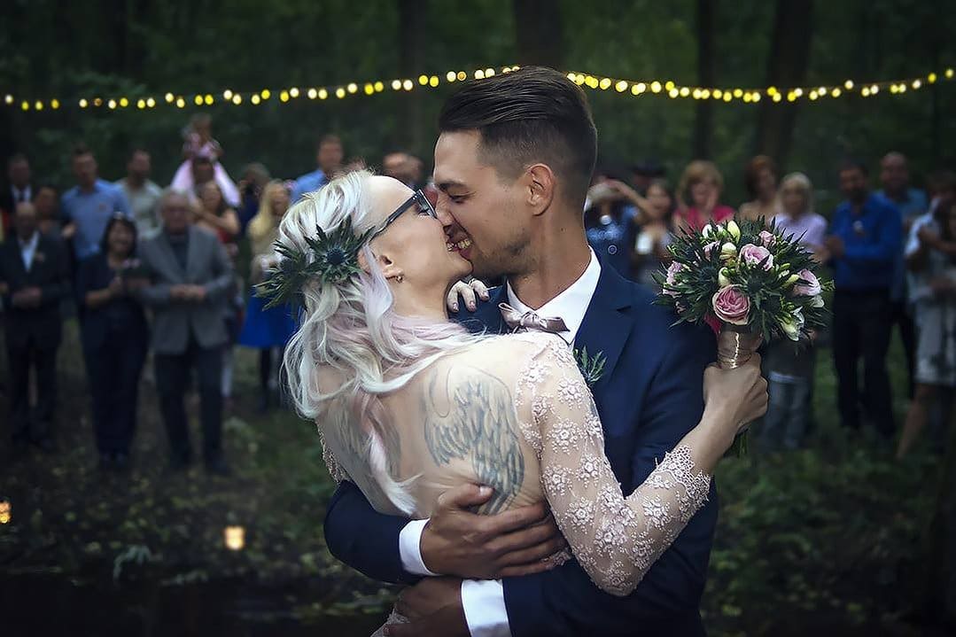 Svatební polibek v lese u potoka